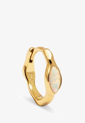 Bague plaquée or avec un design ondulé, ornée d'une incrustation en opale ovale. Texture lisse et polie avec une finition réfléchissante et durable.
