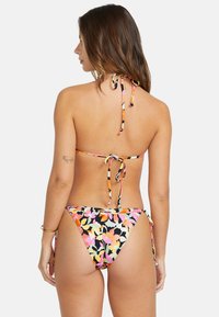 Blommig bikini med en blandning av orange, rosa och gula blommor på en svart bakgrund. Knytningar i nacken och på sidorna; mjuk textur.