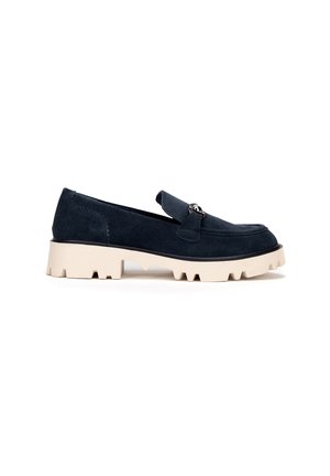 Ciemnogranatowe zamszowe loafersy z masywną beżową podeszwą, z przednim paskiem i akcentami metalowymi. Prosty, elegancki design z teksturowanym wykończeniem.