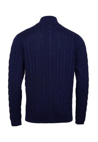 Tmavě modrý pletený svetr s dlouhými rukávy a ribbeným límcem, manžetami a lemem, zobrazený zezadu.