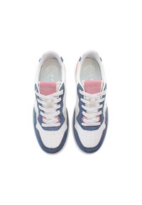 Vita och marinblå sneakers med rosa accenter, med snörning, perforerad tå och texturerade mockapaneler på sidorna.