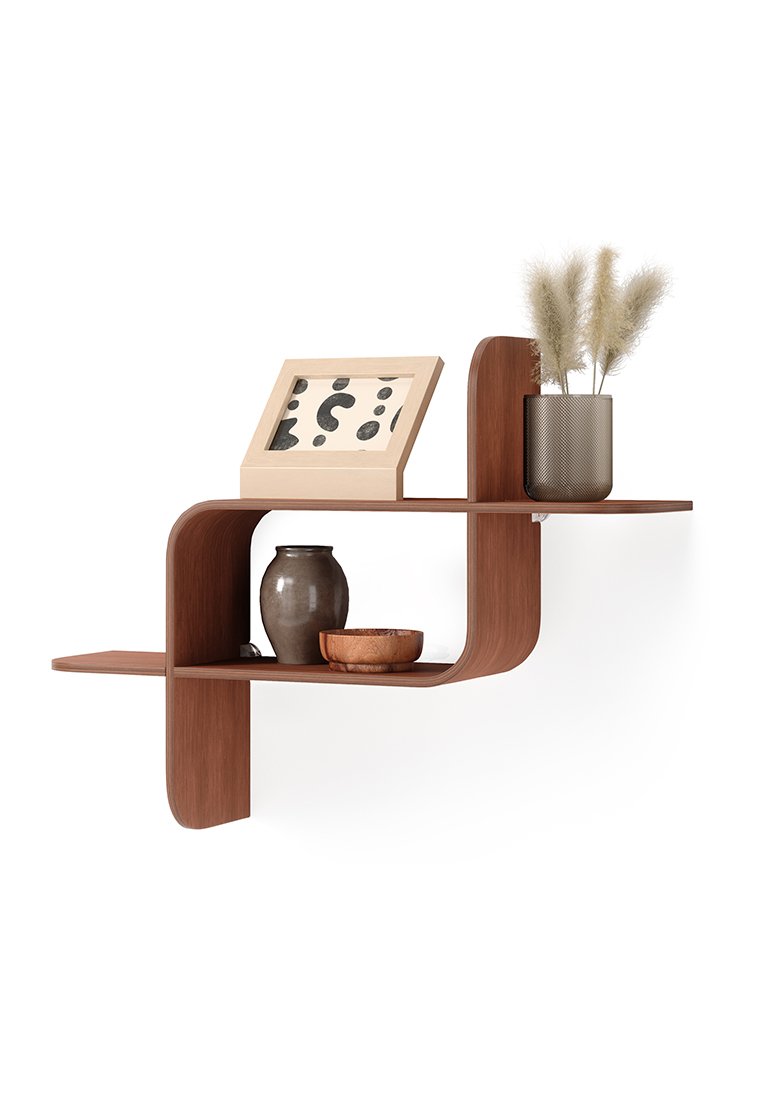 Braunes Holzregal mit geschwungenem Design. Es hält eine dunkle Keramikvase, eine runde Holzschüssel, ein gerahmtes Kunstwerk und eine Glasvase mit Pampasgras.