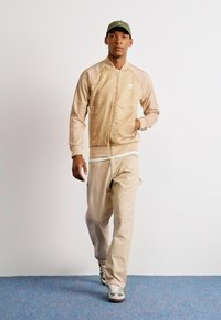 adidas Originals MONO - Bombertakki - magic beige