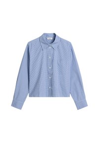 Lichtblauw overhemd met lange mouwen en kraag, voorzien van een knoopsluiting aan de voorkant, een klein borstzakje en een subtiel geruit patroon. Gemaakt van een stoffen textuur.