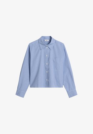 Jasnoniebieska, koszula z długim rękawem i kołnierzykiem, zapinana na guziki, z małą kieszonką na piersi i subtelnym wzorem w kratę. Wykonana z tkaniny o wyraźnej fakturze.