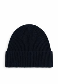 Beanie in maglia di un blu navy scuro con texture a costine, risvolto e cima arrotondata. Realizzato in morbido lana o materiale simile.