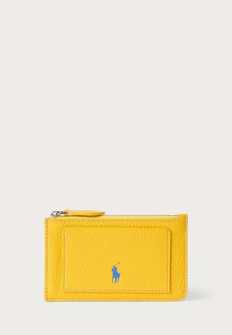 Cartera de cuero amarilla con superficie texturizada, un compartimento con cremallera y un logo de polo azul en la parte frontal.