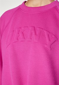 DKNY VARSITY PLACED PUFF LOGO PULLOVER WITH BUNGEE - Melegítőfelső - orchid glow