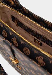 Borsa nera con motivo fantasia, dettagli in metallo dorato, chiusura con cerniera e interno in tessuto con più tasche e dettaglio logo.