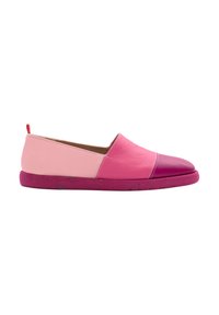 Scarpe slip-on in una combinazione di pelle rosa e viola, caratterizzate da una superficie liscia, punta rotonda e una suola in gomma con un'accattivante accentuazione a contrasto.