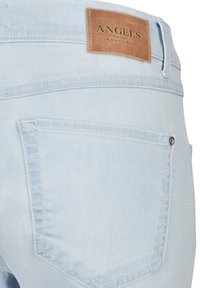 Světle modré džíny z denimu s koženou štítkem s nápisem "ANGELS", standardními kapsami a viditelnými detaily prošití.