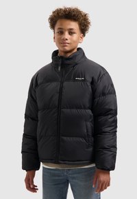 Zwart pufferjack met een hoge kraag, rits aan de voorkant en elastische manchetten. Beschikt over gestikte secties voor isolatie en een logo op de borst.