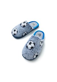 Zapatillas de casa azules y peludas con patrones de balones de fútbol en blanco y negro, textura suave, parte trasera abierta y forro interior azul.
