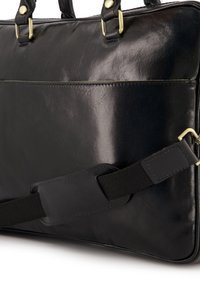 Schwarze Lederhandtasche mit glatter Oberfläche, goldfarbener Hardware und abnehmbaren schwarzen Riemen. Mit einer Fronttasche und verstärkten Nähten.