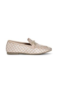 Moccasini bej țesați cu un model texturat, accente din piele moale și vârf rotunjit. Include un mic detaliu decorativ din metal.