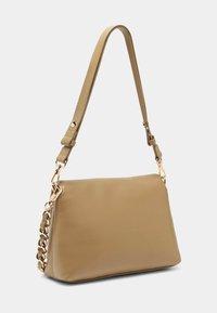 Skórzana torba na ramię w kolorze tan, o gładkiej fakturze, z regulowanym paskiem i złotym łańcuszkiem po jednej stronie. Prostokątny kształt, minimalistyczny design.