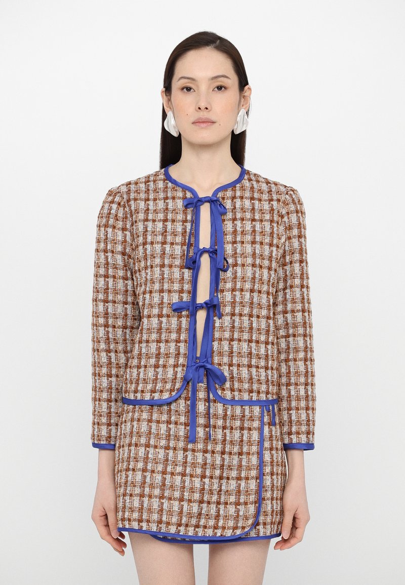 Geverfde brown en witte gecariseerde blazer met blauwe rand, met een ronde halslijn en decoratieve strikken aan de voorkant. Korte lengte ontwerp.