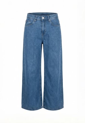 Jeans denim blu a gamba larga con bottone frontale, cerniera, passanti per cintura e classico design a cinque tasche, mostrati su sfondo bianco.