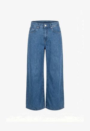 Jean denim bleu à jambes larges avec bouton frontal, fermeture éclair, passants de ceinture et design classique à cinq poches, présenté sur fond blanc.