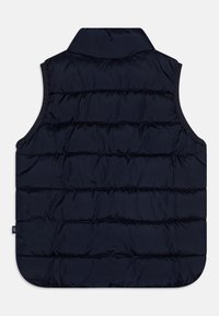 Námořnická pufrová vesta s vertikálním prošíváním, vysokým límcem a zaobleným lemem. Vyrobena z hladkého, polstrovaného materiálu, s minimalistickým designem.