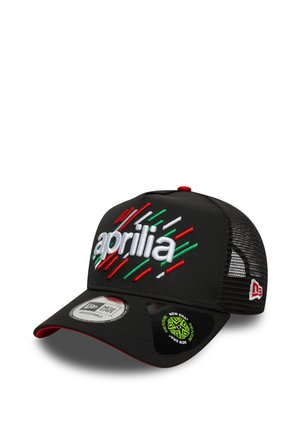 Gorra negra con parte trasera de malla ajustable, con el logo blanco de "aprilia" y rayas de colores rojo, blanco y verde en la parte frontal.
