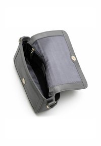 Borsa a mano in pelle grigia con superficie testurizzata, dotata di chiusura magnetica; l'interno include una fodera in tessuto blu e una tasca con zip.