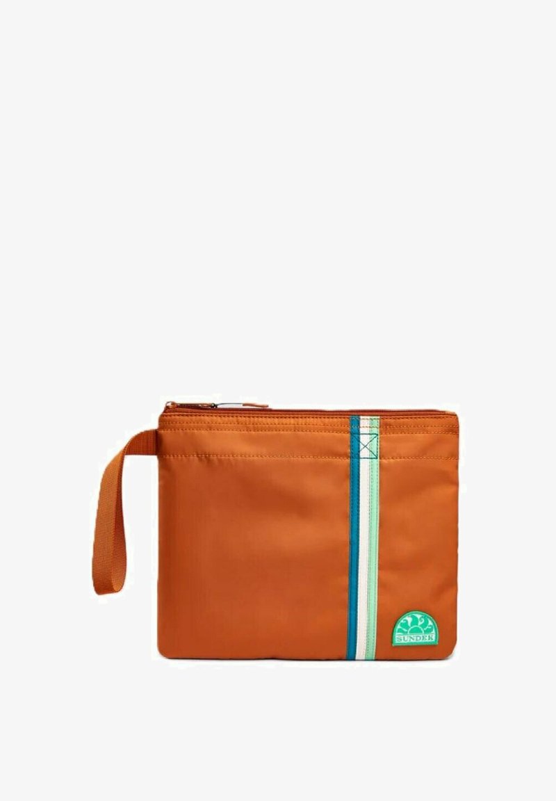 Borsa in nylon arancione con zip, caratterizzata da un logo verde e strisce verticali in blu e bianco. Manico corto su un lato.