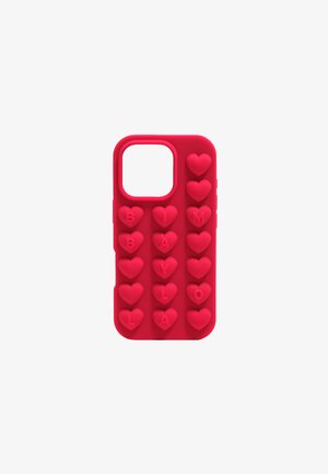 Funda de teléfono de silicona roja con formas de corazones en relieve y letras dispuestas en filas, abierta en la parte superior para la cámara, superficie texturizada.