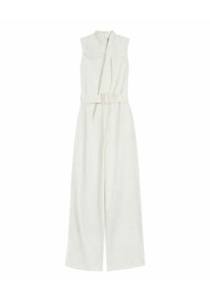 Bezrekawnikowy biały kombinezon z szerokimi nogawkami, asymetrycznym dekoltem i dopasowanym paskiem z prostokątną klamrą w talii.