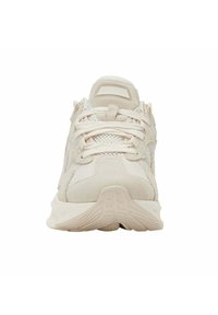 Helle beige Sneaker aus Mesh- und Wildledermaterialien. Runde Zehenpartie, auffällige Schnürung, gepolsterte Zunge und strukturierte Außensohle.