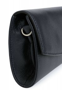 Zwarte leren clutch met een gestructureerde afwerking, voorzien van een zilveren metalen ring als hardwaredetail. Gestructureerde vorm met scherpe randen en een omgevouwen ontwerp.