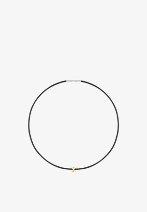 Collier à cordon noir fin avec un petit pendentif en forme d'ours doré centré en bas et un fermoir en argent en haut.