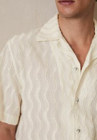 Reiss REGULAR FIT - MASTELLA CHÉ FRINGED-WAVE  - Košeľa - off white