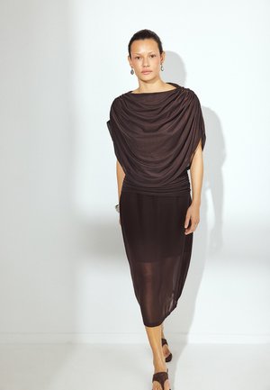 NA-KD DRAPED CAPE  - Blusa - brown
