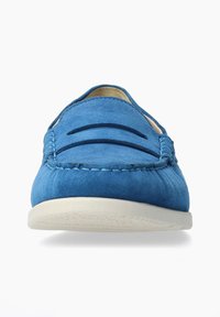 Des mocassins en daim bleu avec un design de mocassin, comportant des accents cousus, trois découpes étroites en haut et une semelle en caoutchouc blanc.