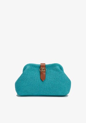 Sac à main tissé turquois en forme arrondie, avec une bandoulière en cuir marron et des accents en métal doré. La finition texturée renforce la durabilité.
