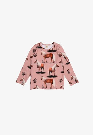 Langärmliges Shirt aus pinkem Stoff mit einem sich wiederholenden Pferdemuster in verschiedenen Posen, ergänzt durch Grasakzente und einen runden Ausschnitt.