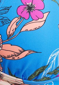 Blauw bloemenpatroon stof met grote roze bloemen en groene bladeren. De textuur is glad met een lichte glans, waardoor de levendige kleuren goed tot hun recht komen.