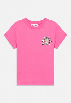 Felroze T-shirt met korte mouwen en een klein teddybeerlogo en gestileerde letters op de linkerborst.