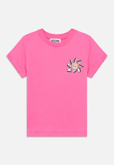 Tricou roz aprins cu mâneci scurte, având un mic logo cu ursuleț și litere stilizate în zona pieptului, în partea stângă sus.