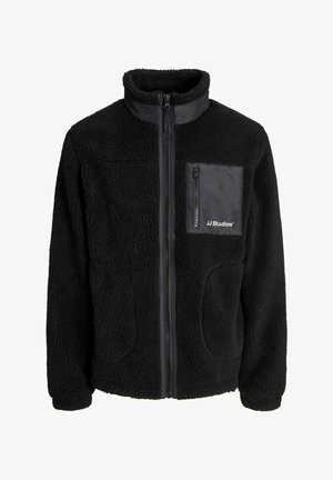 Zwarte fleece jacket met hoge kraag, volledige ritssluiting en ritszak op de borst. Voorzien van gestructureerde stof en zijzakken. Logo op de zak weergegeven.