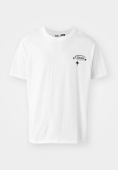 Balta medvilninė marškinėliai trumpomis rankovėmis, apvaliu kaklu ir juodu spaudiniu kairėje krūtinės pusėje. Lygi tekstūra, laisvalaikio dizainas.