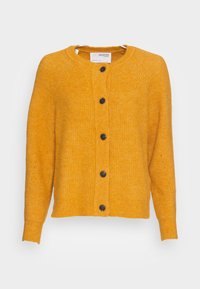Ljusst yellow cardigan gjort av en strukturerad stickad tyg, med rund halsringning och svarta knappar framtill.