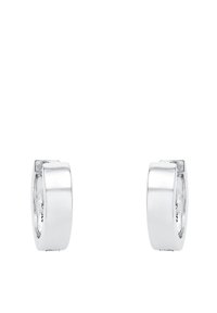 Ett par polerade silvriga hoopsörhängen med slät, rektangulär yta och gångjärnslås på vit bakgrund.