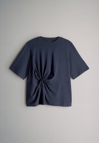 Navy blue T-shirt made of smooth cotton fabric, featuring a twisted knot detail at the front, short sleeves, and a round neckline.