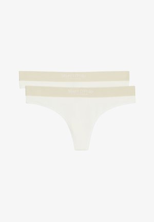 Twee paar witte katoenen stringtanga's met beige elastische taillebanden, voorzien van de merknaam "Marc O'Polo" in lichtgrijs gedrukt.