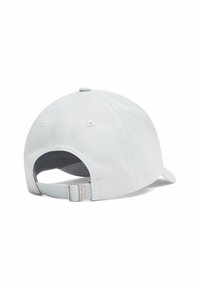 Hvid baseballkasket med en tekstureret stof, justerbar rem bagpå og seks ventilationshuller på en afrundet krone.