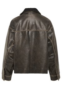 Brun læderjakke med et cropped design, brede skuldre og en sort ribbestrikket krave. Har kontrastsyninger langs sømmene og sidepanelerne.