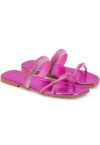 Roze metallic sandalen met twee brede banden met strassaccenten en een platte zool. Gladde structuur en een vierkante neusontwerp.