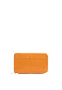 Portafoglio arancione con texture a coccodrillo e branding dorato. Presenta una chiusura a zip e una forma rettangolare. Superficie liscia e lucida con bordi cuciti.